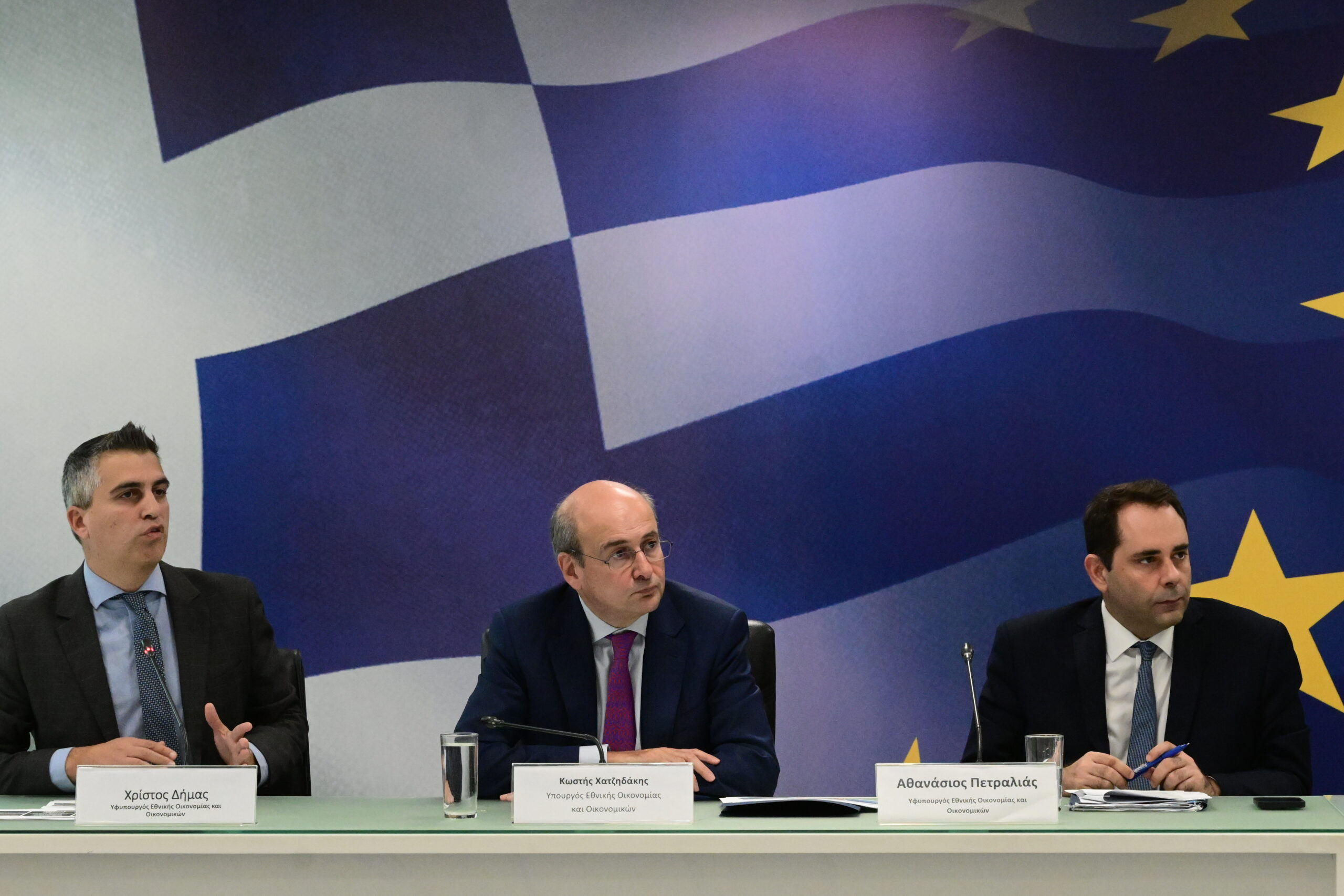 Οι τέσσερις αλλαγές που φέρνει το νέο φορολογικό νομοσχέδιο – Αφορολόγητα τα φιλοδωρήματα έως 300 ευρώ ανά μήνα