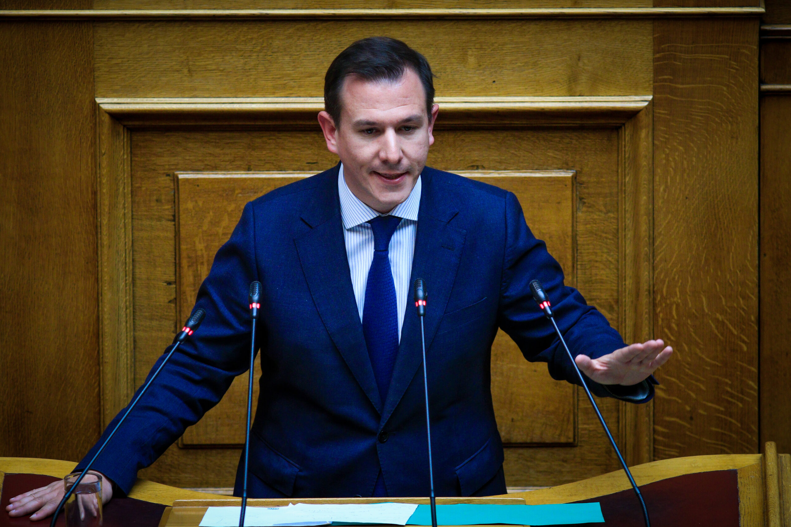 Βουλή: Αντιπαράθεση με αιχμή την τροπολογία του ΠΑΣΟΚ για την αναστολή χρηματοδότησης των Σπαρτιατών