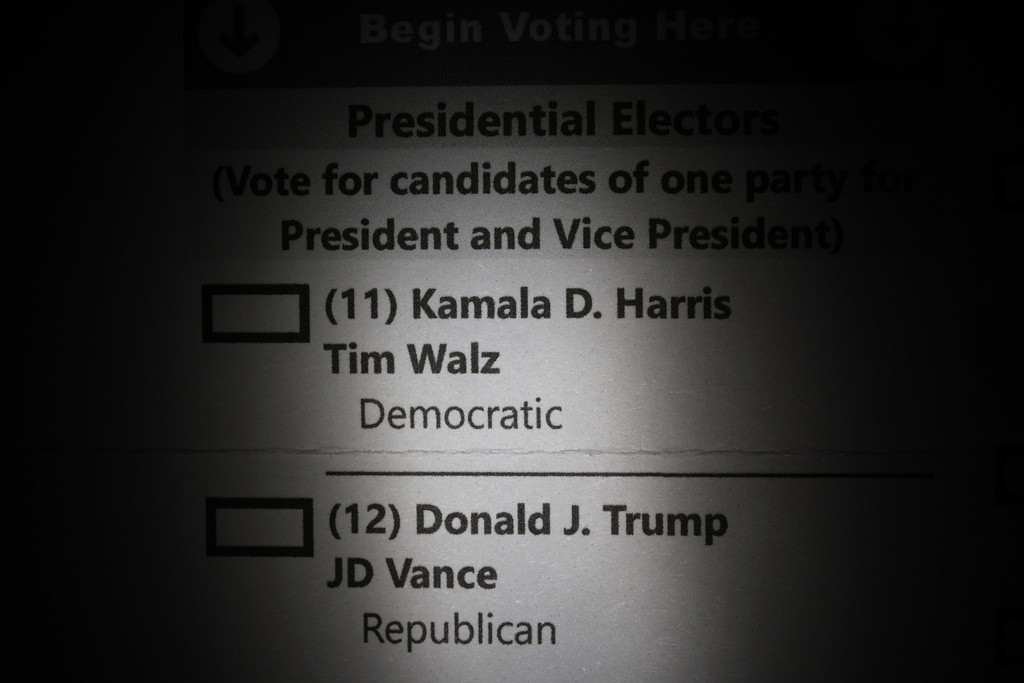 Εκλογές ΗΠΑ: Άνοδος Τραμπ στους ισπανόφωνους άνδρες και Χάρις στις λευκές γυναίκες – Τεχνική ισοπαλία δείχνουν τα γκάλοπ