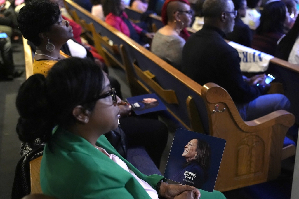 Προεδρικές εκλογές ΗΠΑ: Ο Τραμπ μοιράζει τηγανιτές πατάτες στην Πενσυλβάνια, η Χάρις επισκέπτεται ναούς στην Τζόρτζια