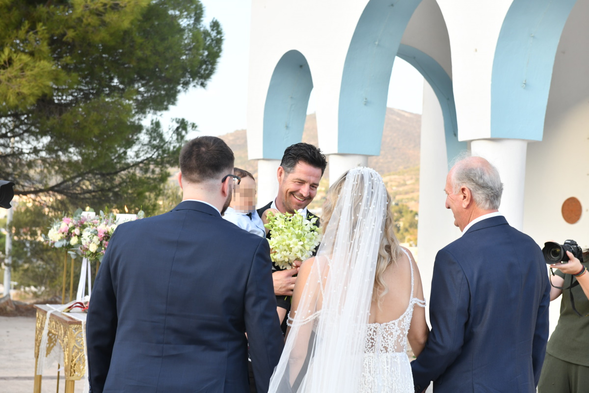 Γάμος Απόστολου Ρουβά: Με τον γιο του στην εκκλησία περίμενε τη Φωτεινή Γιαβρίδου – Φωτογραφίες TLIFE