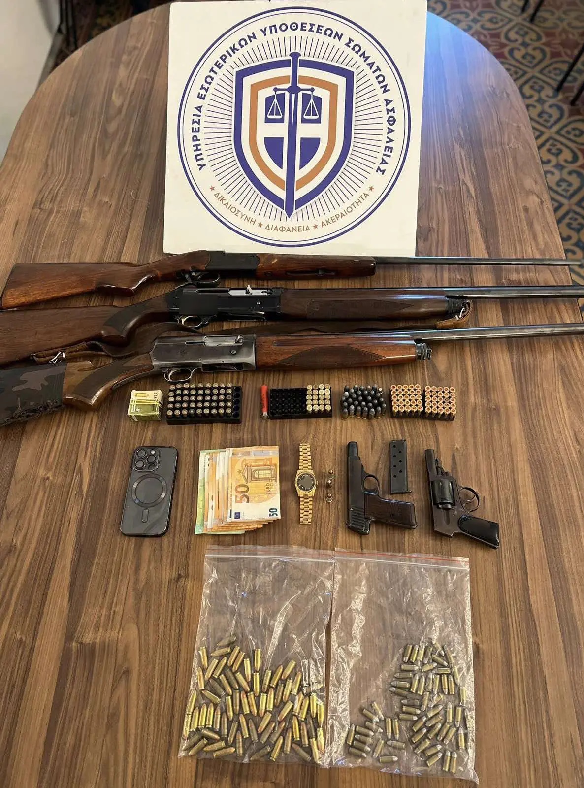 Αστυνομικός άρπαξε από 28χρονη χιλιάδες ευρώ για «τακτοποίηση» μήνυσης – Βρέθηκαν όπλα και Rolex 2 Αστυνομικός άρπαξε από 28χρονη χιλιάδες ευρώ για «τακτοποίηση» μήνυσης – Βρέθηκαν όπλα και Rolex