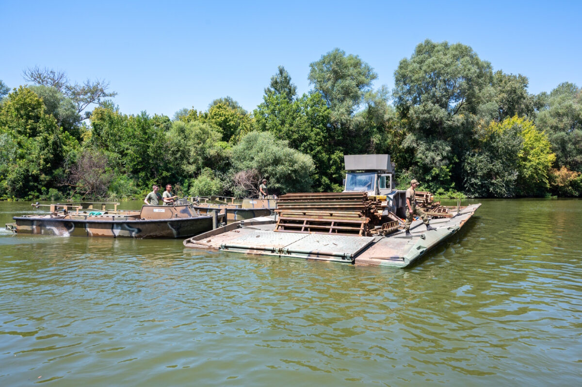 Ο Στρατός «σήκωσε» πλωτή γέφυρα στον Αξιό σε μια εβδομάδα - Η τολμηρή και πρωτοποριακή αποστολή 10 Ο Στρατός «σήκωσε» πλωτή γέφυρα στον Αξιό σε μια εβδομάδα - Η τολμηρή και πρωτοποριακή αποστολή