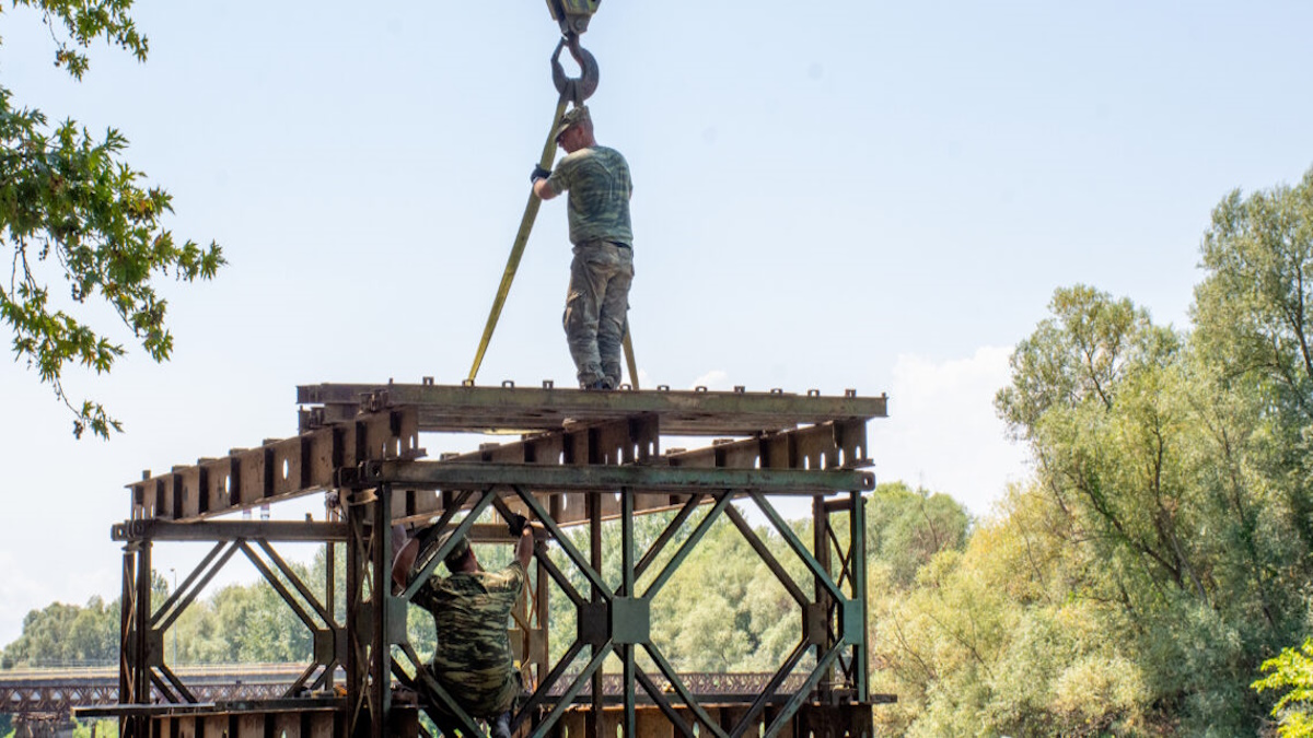Ο Στρατός «σήκωσε» πλωτή γέφυρα στον Αξιό σε μια εβδομάδα - Η τολμηρή και πρωτοποριακή αποστολή 7 Ο Στρατός «σήκωσε» πλωτή γέφυρα στον Αξιό σε μια εβδομάδα - Η τολμηρή και πρωτοποριακή αποστολή