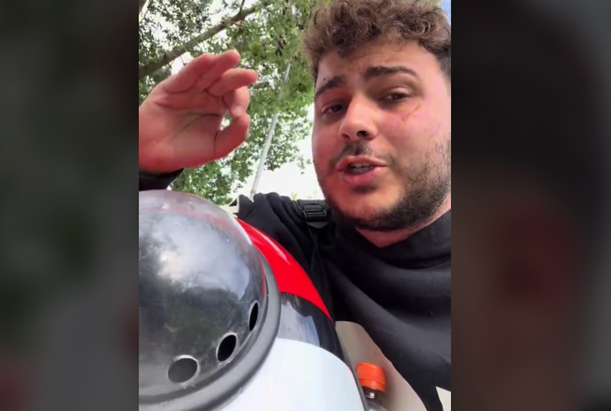 Οδηγός λεωφορείου στο Ίλιον πέταξε έξω επιβάτη επειδή είχε μαζί τη γάτα του: «Τί είμαι ταχυδρόμος;»
