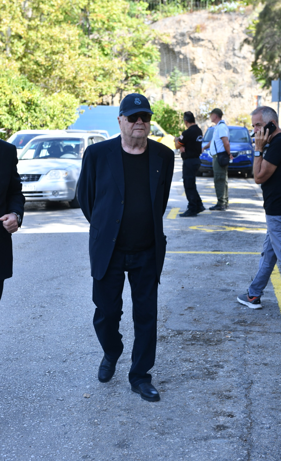 Μίμης Πλέσσας: Θλίψη στο τελευταίο «αντίο» – Ποιοι έδωσαν το παρών στο Α’ Νεκροταφείο 9 Μίμης Πλέσσας: Θλίψη στο τελευταίο «αντίο» – Ποιοι έδωσαν το παρών στο Α’ Νεκροταφείο