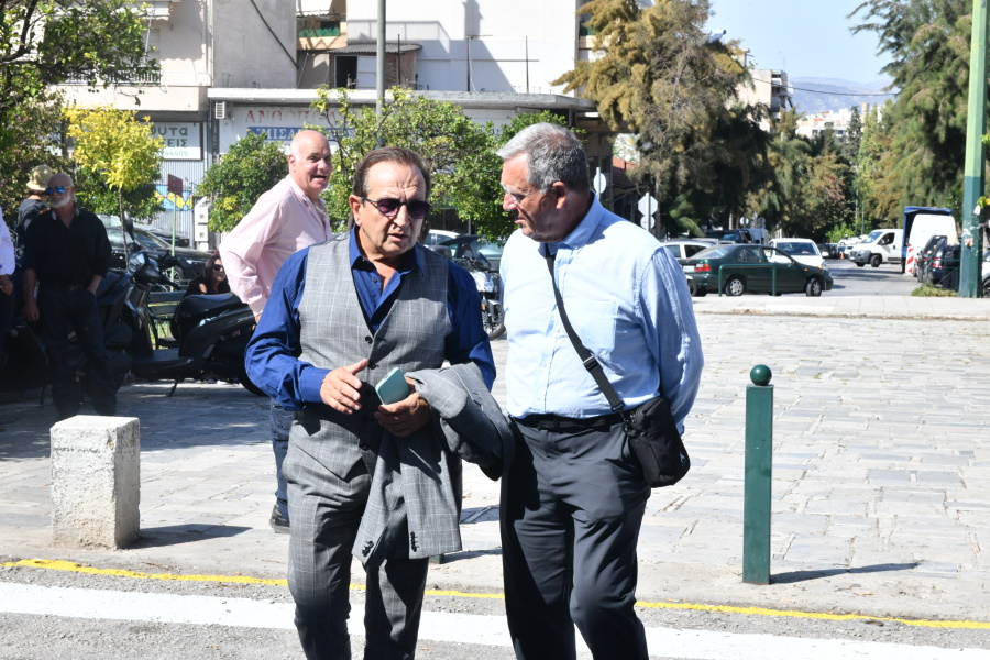 Μίμης Πλέσσας: Θλίψη στο τελευταίο «αντίο» – Ποιοι έδωσαν το παρών στο Α’ Νεκροταφείο 11 Μίμης Πλέσσας: Θλίψη στο τελευταίο «αντίο» – Ποιοι έδωσαν το παρών στο Α’ Νεκροταφείο
