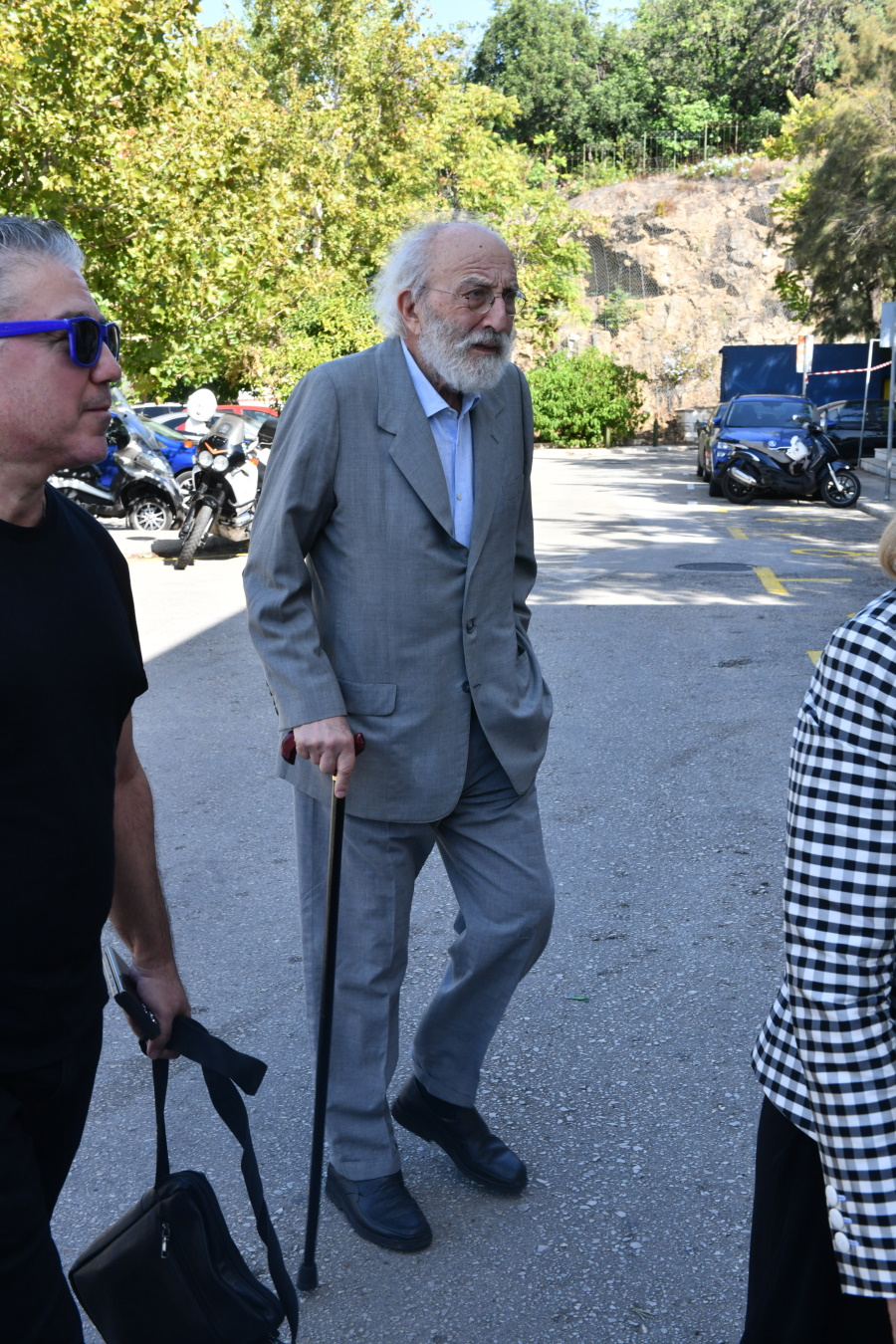 Μίμης Πλέσσας: Θλίψη στο τελευταίο «αντίο» – Ποιοι έδωσαν το παρών στο Α’ Νεκροταφείο 13 Μίμης Πλέσσας: Θλίψη στο τελευταίο «αντίο» – Ποιοι έδωσαν το παρών στο Α’ Νεκροταφείο