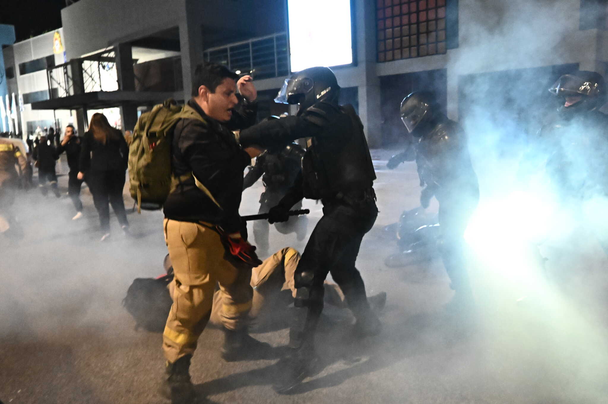 Και αστυνομικός τραυματίας στα επεισόδια με τους εποχικούς πυροσβέστες στο υπουργείο Πολιτικής Προστασίας – Άνοιξε η Κηφισίας