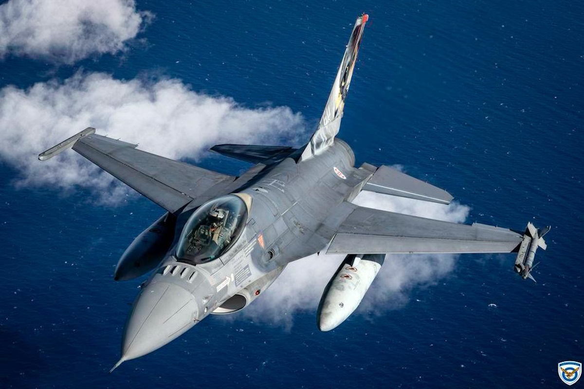 Μαχητικά αεροσκάφη F-16 Viper παραλαμβάνει η Πολεμική Αεροπορία - Οι «Οχιές» φτάνουν στη Λάρισα 6 Μαχητικά αεροσκάφη F-16 Viper παραλαμβάνει η Πολεμική Αεροπορία - Οι «Οχιές» φτάνουν στη Λάρισα