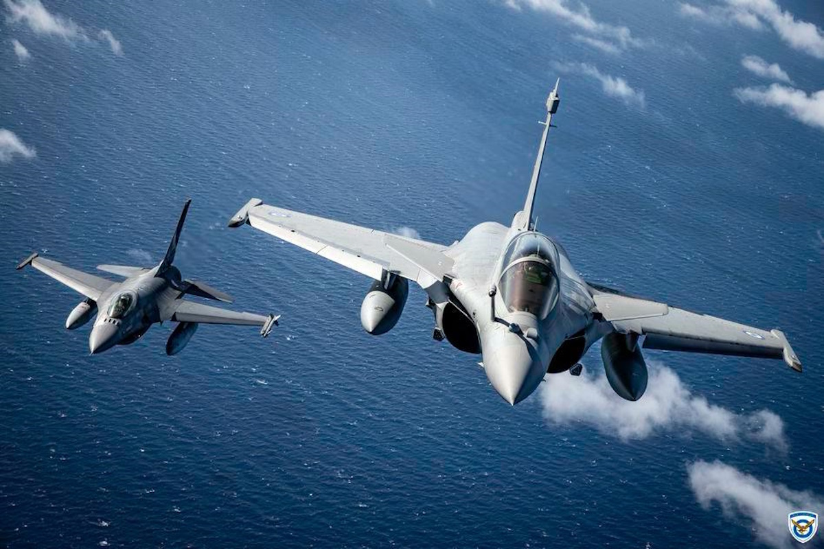 Μαχητικά αεροσκάφη F-16 Viper παραλαμβάνει η Πολεμική Αεροπορία - Οι «Οχιές» φτάνουν στη Λάρισα 8 Μαχητικά αεροσκάφη F-16 Viper παραλαμβάνει η Πολεμική Αεροπορία - Οι «Οχιές» φτάνουν στη Λάρισα