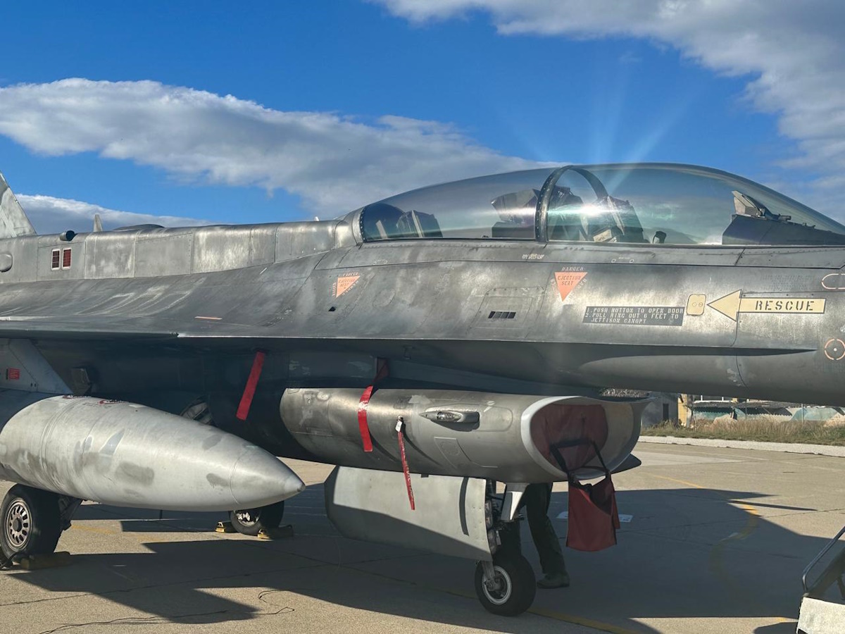 Μαχητικά αεροσκάφη F-16 Viper παραλαμβάνει η Πολεμική Αεροπορία - Οι «Οχιές» φτάνουν στη Λάρισα 7 Μαχητικά αεροσκάφη F-16 Viper παραλαμβάνει η Πολεμική Αεροπορία - Οι «Οχιές» φτάνουν στη Λάρισα
