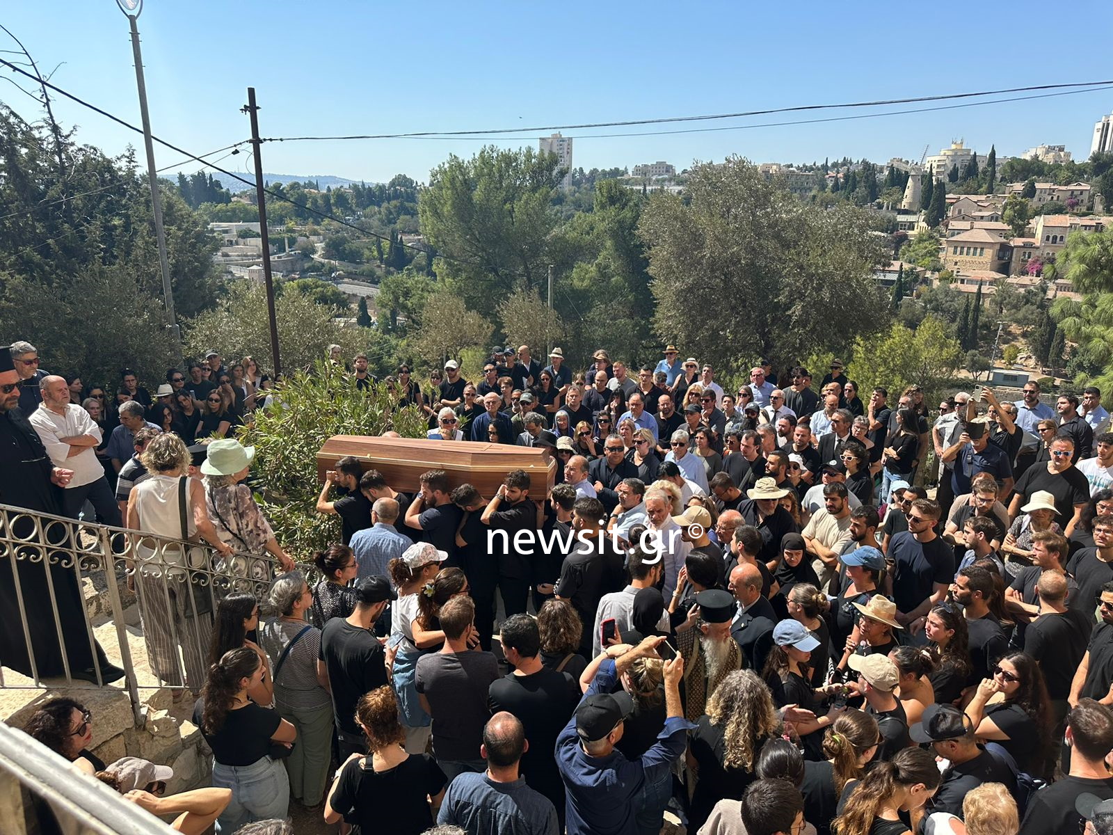 Σπαραγμός στην επιμνημόσυνη δέηση για τον Ιωνά Καρούση στη Θεσσαλονίκη, στα λευκά η σύντροφός του - Κηδεία στην Ιερουσαλήμ 18 Σπαραγμός στην επιμνημόσυνη δέηση για τον Ιωνά Καρούση στη Θεσσαλονίκη, στα λευκά η σύντροφός του - Κηδεία στην Ιερουσαλήμ
