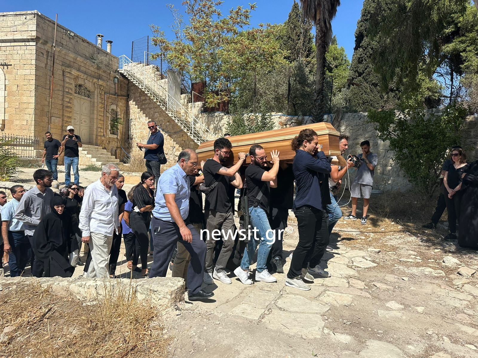 Σπαραγμός στην επιμνημόσυνη δέηση για τον Ιωνά Καρούση στη Θεσσαλονίκη, στα λευκά η σύντροφός του - Κηδεία στην Ιερουσαλήμ 17 Σπαραγμός στην επιμνημόσυνη δέηση για τον Ιωνά Καρούση στη Θεσσαλονίκη, στα λευκά η σύντροφός του - Κηδεία στην Ιερουσαλήμ