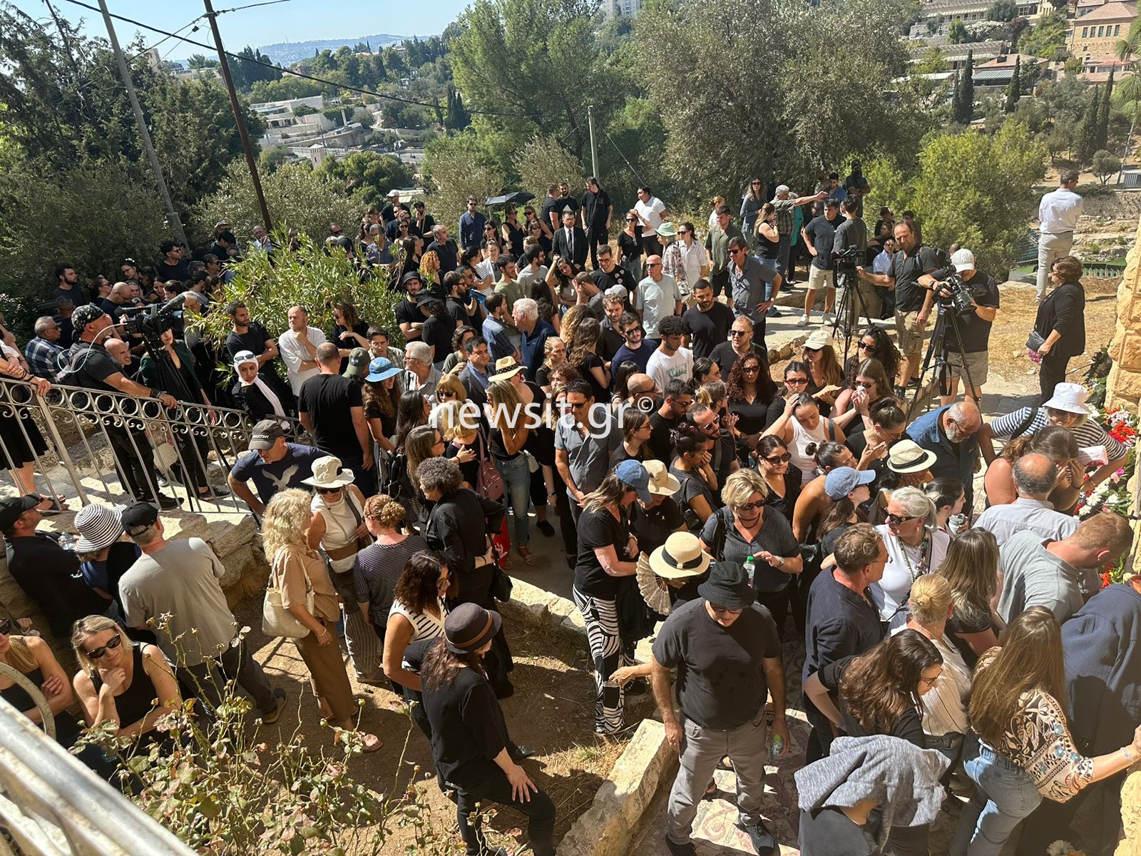 Σπαραγμός στην επιμνημόσυνη δέηση για τον Ιωνά Καρούση στη Θεσσαλονίκη, στα λευκά η σύντροφός του - Κηδεία στην Ιερουσαλήμ