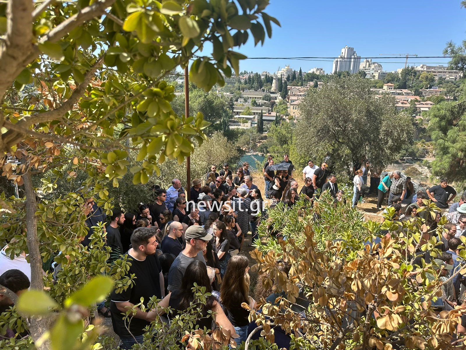 Σπαραγμός στην επιμνημόσυνη δέηση για τον Ιωνά Καρούση στη Θεσσαλονίκη, στα λευκά η σύντροφός του - Κηδεία στην Ιερουσαλήμ 20 Σπαραγμός στην επιμνημόσυνη δέηση για τον Ιωνά Καρούση στη Θεσσαλονίκη, στα λευκά η σύντροφός του - Κηδεία στην Ιερουσαλήμ