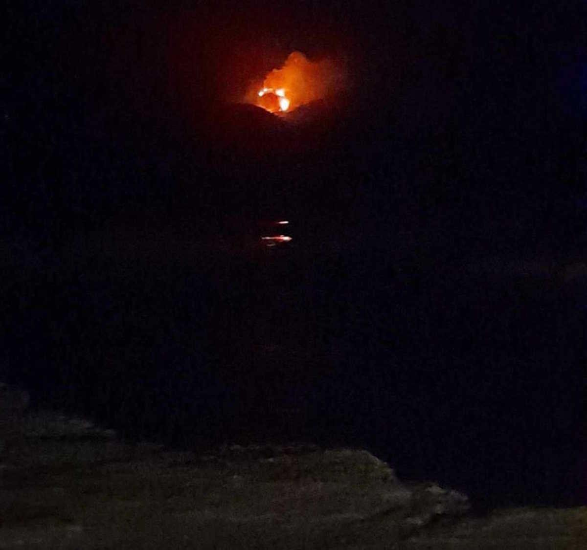 Φωτιά στην Κίμωλο – Οι φλόγες καίνε θάμνους και χόρτα, πνέουν άνεμοι 7 μποφόρ 3 Φωτιά στην Κίμωλο – Οι φλόγες καίνε θάμνους και χόρτα, πνέουν άνεμοι 7 μποφόρ