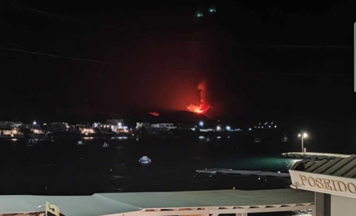 Φωτιά στην Κίμωλο – Οι φλόγες καίνε θάμνους και χόρτα, πνέουν άνεμοι 7 μποφόρ 4 Φωτιά στην Κίμωλο – Οι φλόγες καίνε θάμνους και χόρτα, πνέουν άνεμοι 7 μποφόρ