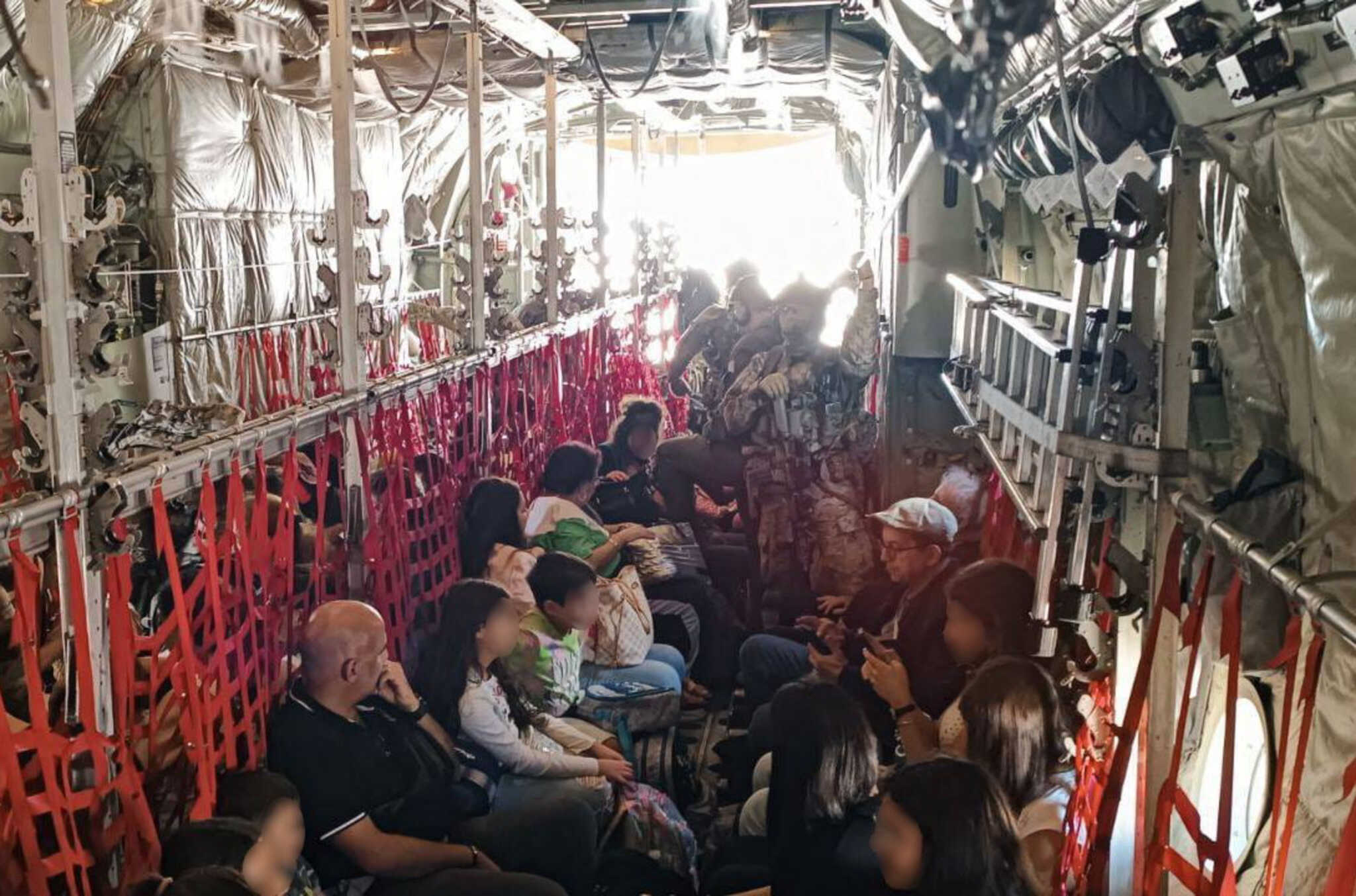 Νέες εικόνες από την αποβίβαση 60 Ελλήνων και Κυπρίων του Λιβάνου μετά την επίθεση στη Βηρυτό