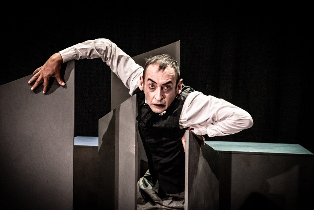 «NOMSFERATU»: Η διάσημη και εμβληματική ιστορία του Δράκουλα, σε θεατρική σύλληψη και σκηνοθεσία του Johnny Ο στο θέατρο «Φούρνος» 4 «NOMSFERATU»: Η διάσημη και εμβληματική ιστορία του Δράκουλα, σε θεατρική σύλληψη και σκηνοθεσία του Johnny Ο στο θέατρο «Φούρνος»