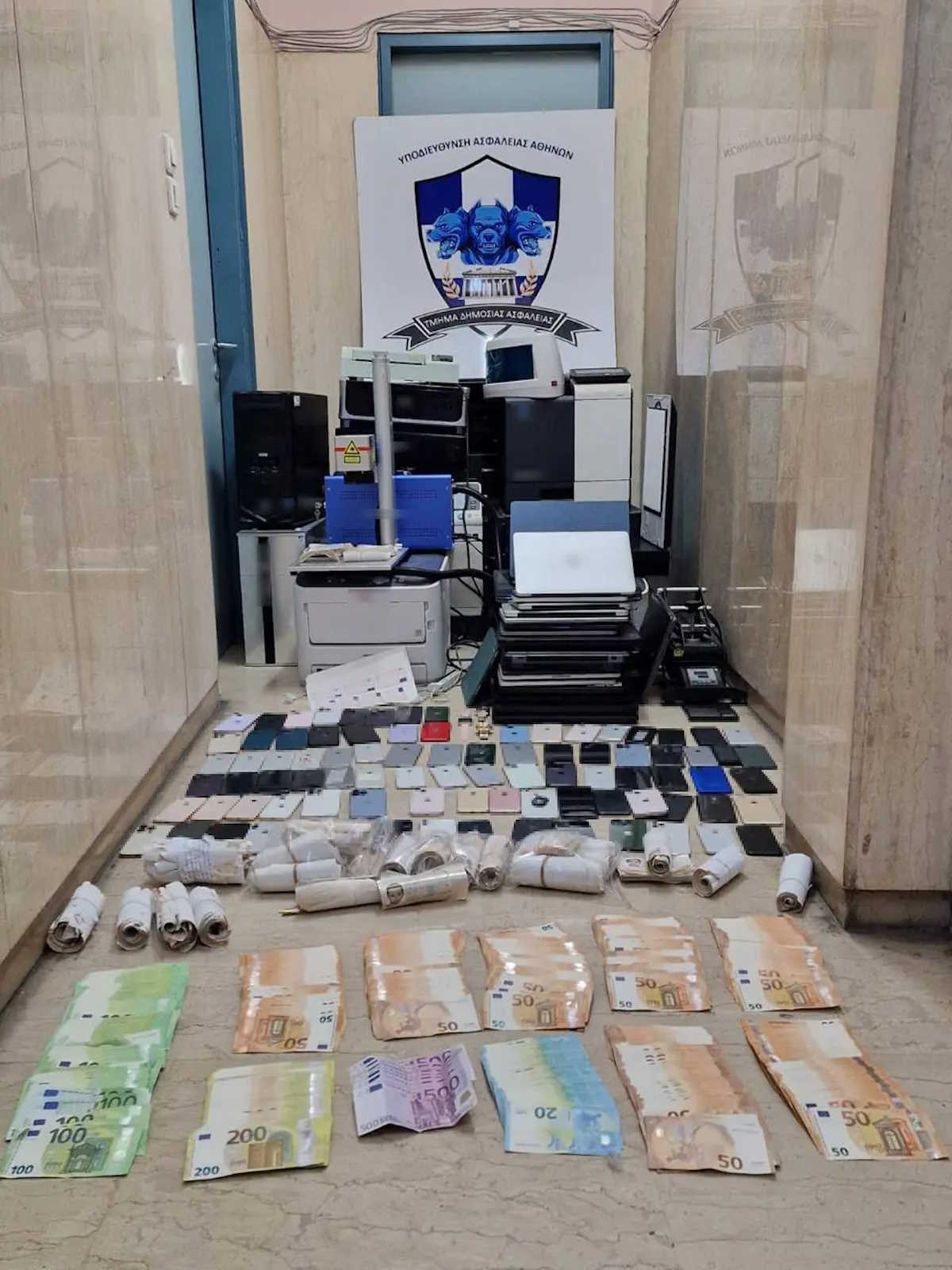 Έφτιαχνε πλαστά διαβατήρια, άδειες διαμονής, διπλώματα οδήγησης στο κέντρο της Αθήνας – Το διαμέρισμα «εργαστήριο»