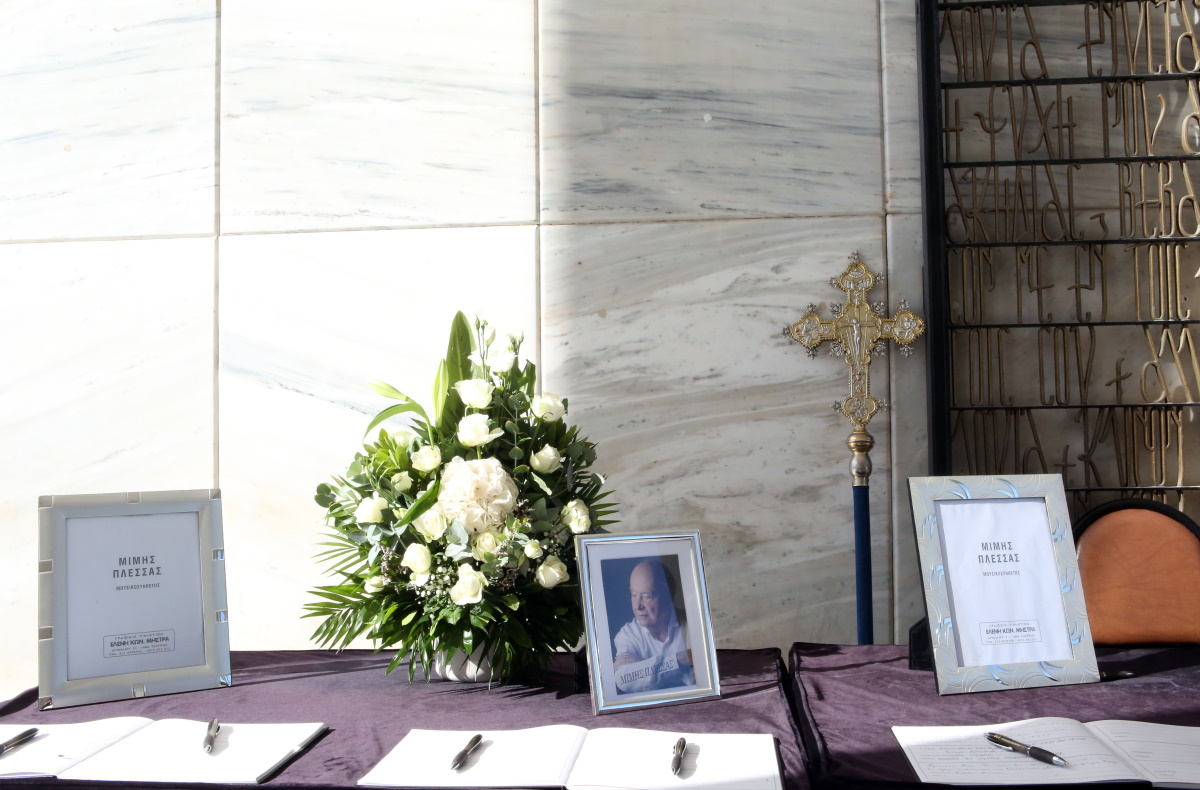 Μίμης Πλέσσας: Ξεκίνησε το λαϊκό προσκύνημα – Φωτογραφίες
