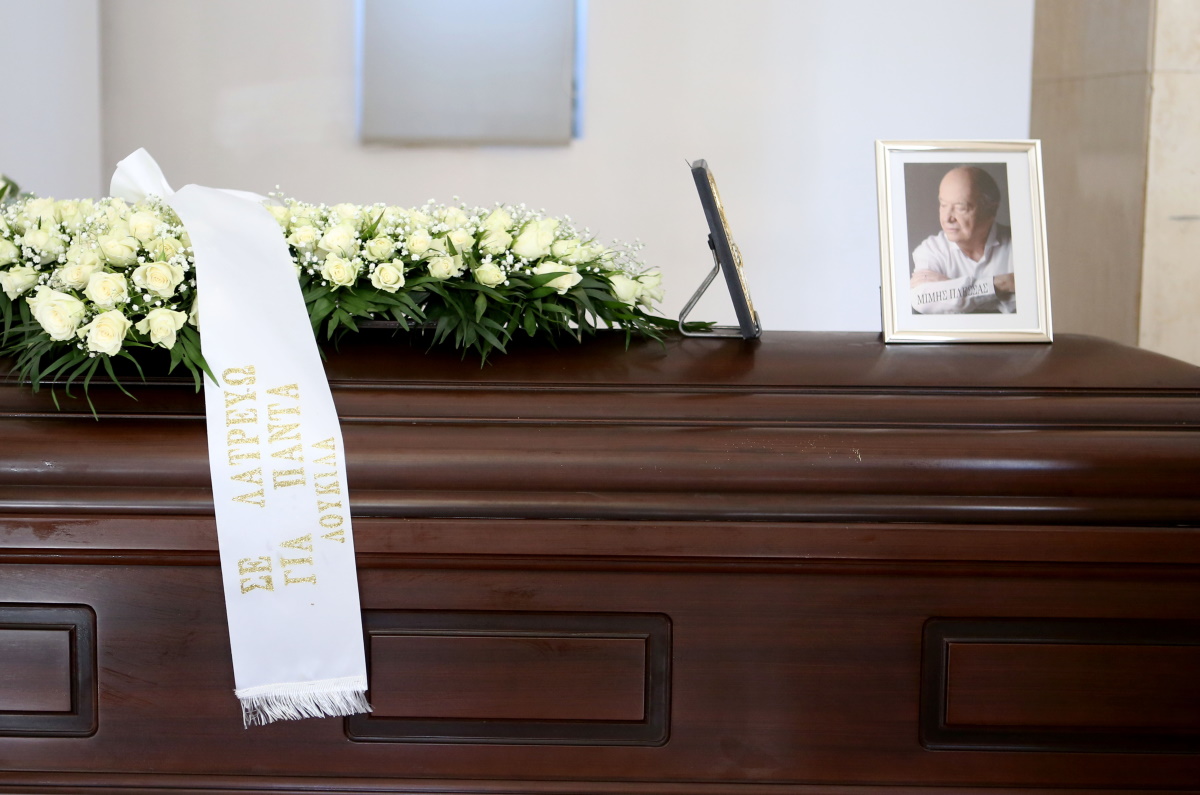 Μίμης Πλέσσας: Ξεκίνησε το λαϊκό προσκύνημα – Φωτογραφίες