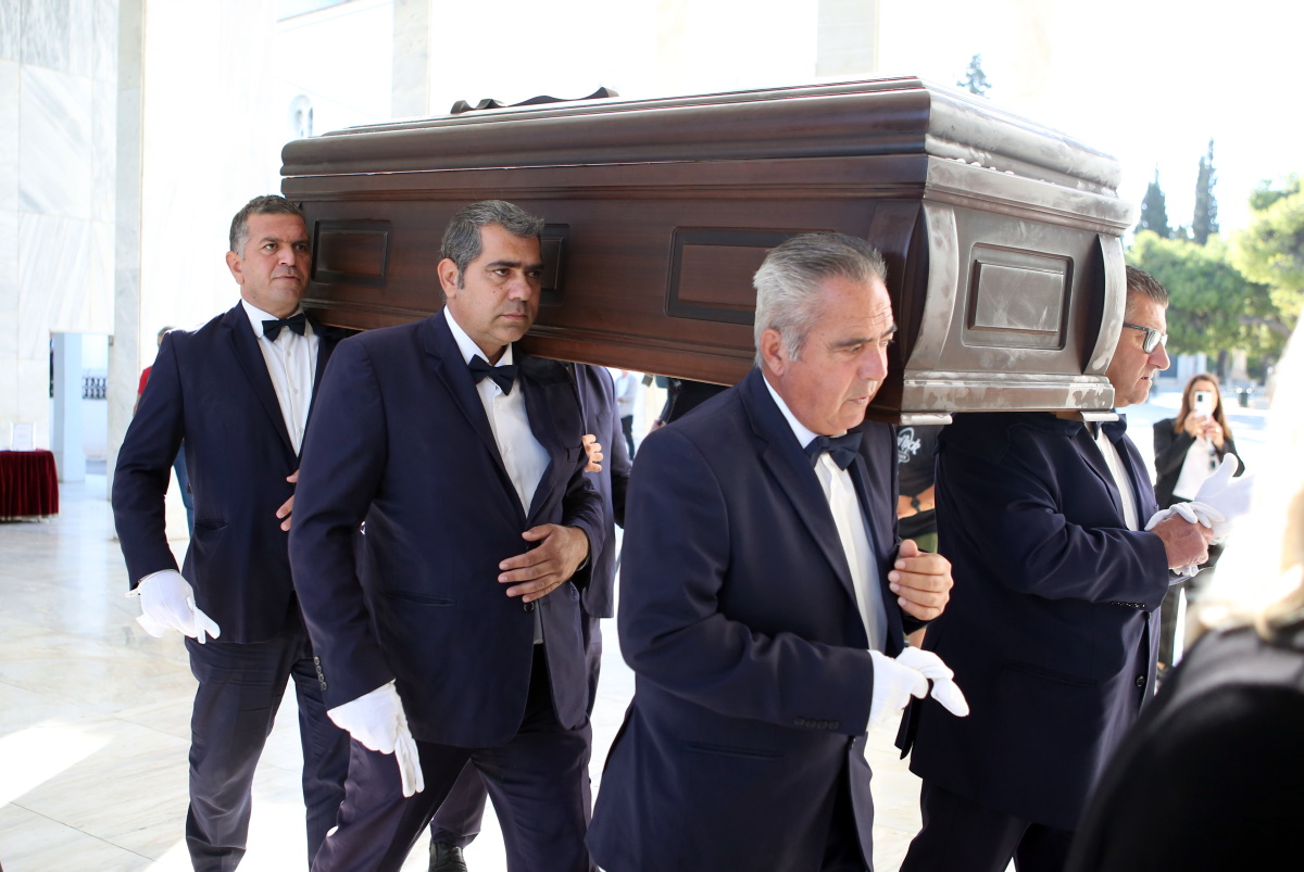 Μίμης Πλέσσας: Ξεκίνησε το λαϊκό προσκύνημα – Φωτογραφίες