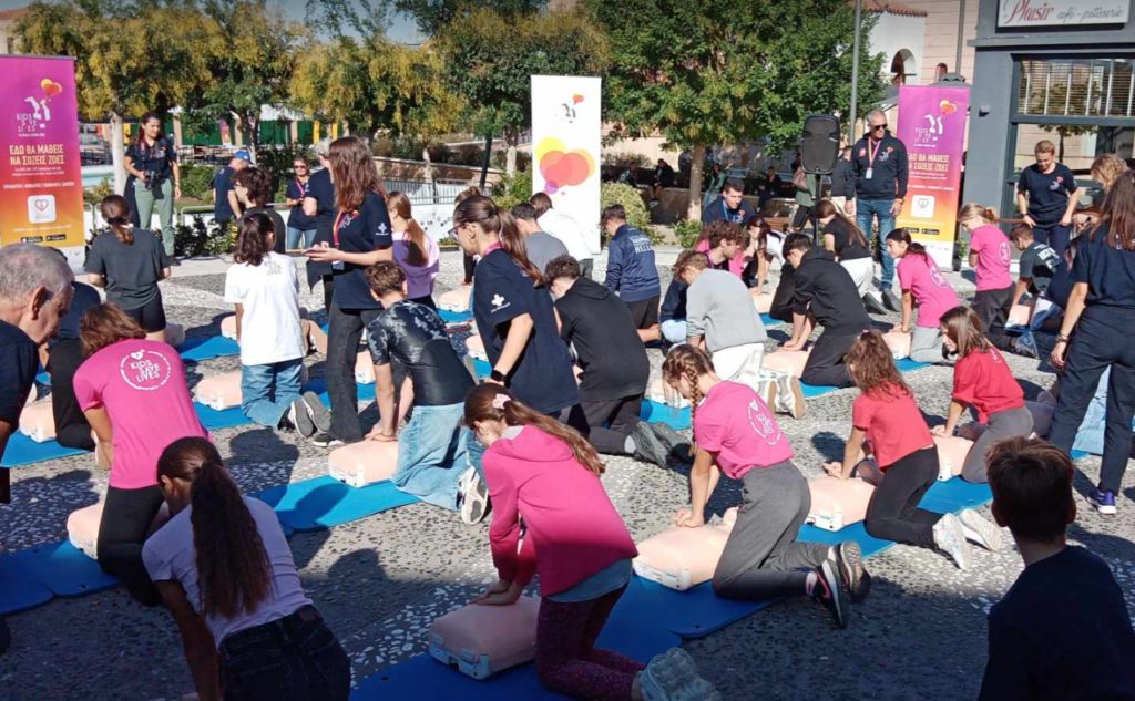 Παγκόσμια Ημέρα Επανεκκίνησης Καρδιάς: Μαθητές σχολείων μαθαίνουν ΚΑΡΠΑ- «Όλοι μπορούμε να σώσουμε μια ζωή» 2 Παγκόσμια Ημέρα Επανεκκίνησης Καρδιάς: Μαθητές σχολείων μαθαίνουν ΚΑΡΠΑ- «Όλοι μπορούμε να σώσουμε μια ζωή»