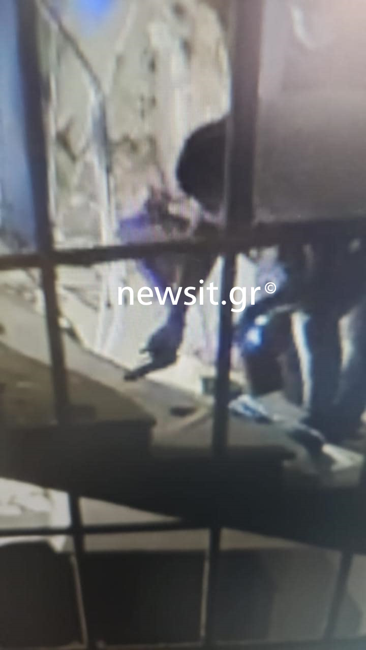Μέλη του αντιεξουσιαστικού χώρου όσοι μπαινόβγαιναν στο διαμέρισμα «γιάφκα» στους Αμπελόκηπους – Εξετάζονται το όπλο και ένα κινητό