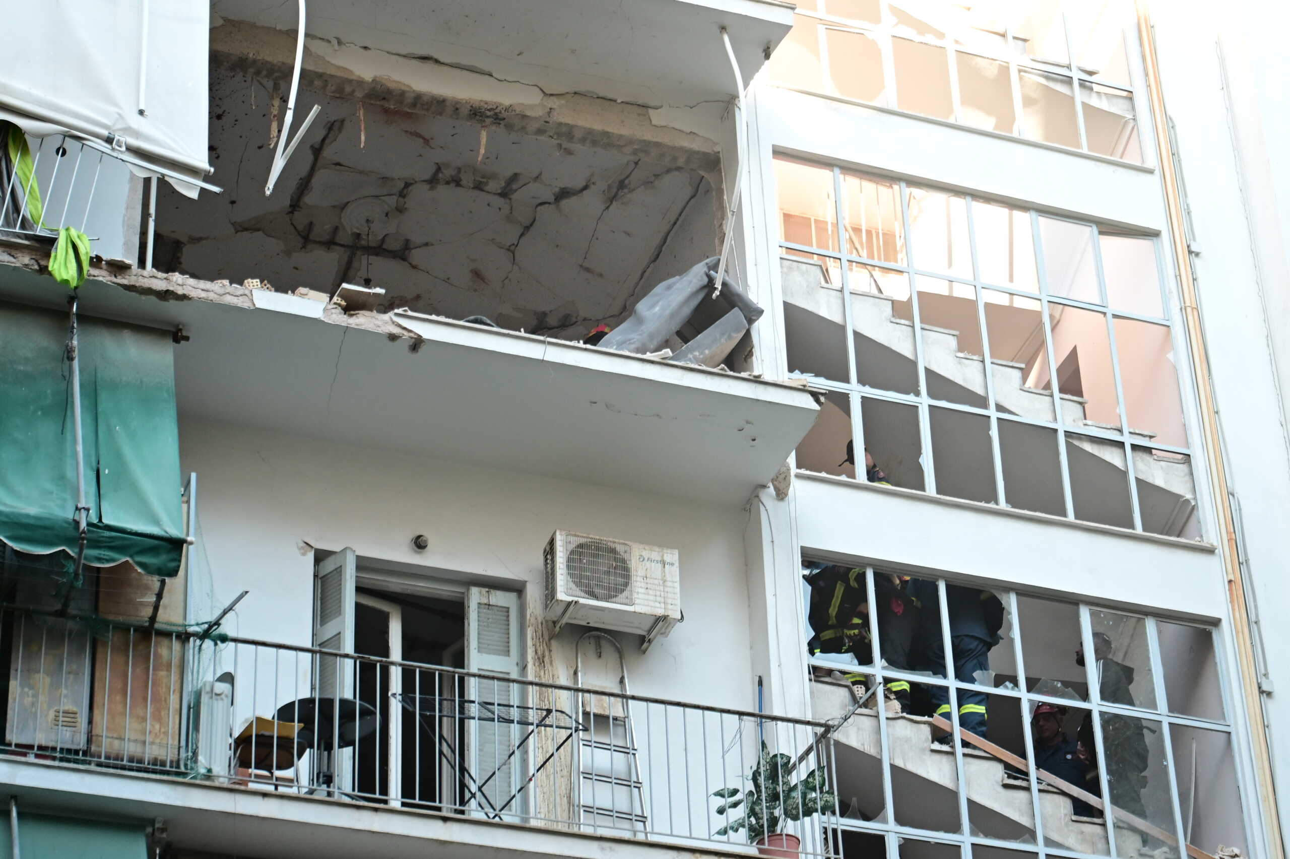 Μέλη του αντιεξουσιαστικού χώρου όσοι μπαινόβγαιναν στο διαμέρισμα «γιάφκα» στους Αμπελόκηπους – Εξετάζονται το όπλο και ένα κινητό