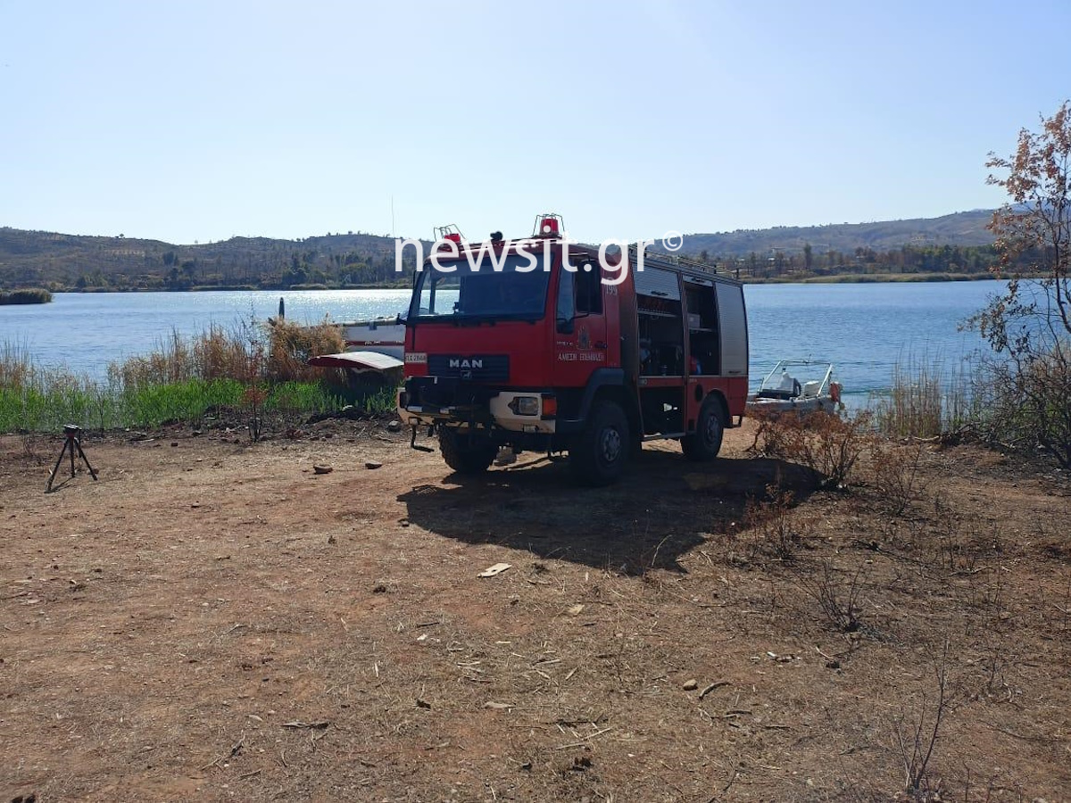 Οι πρώτες εικόνες από την αναγκαστική προσγείωση του πυροσβεστικού αεροσκάφους στη λίμνη του Μαραθώνα 13 Οι πρώτες εικόνες από την αναγκαστική προσγείωση του πυροσβεστικού αεροσκάφους στη λίμνη του Μαραθώνα