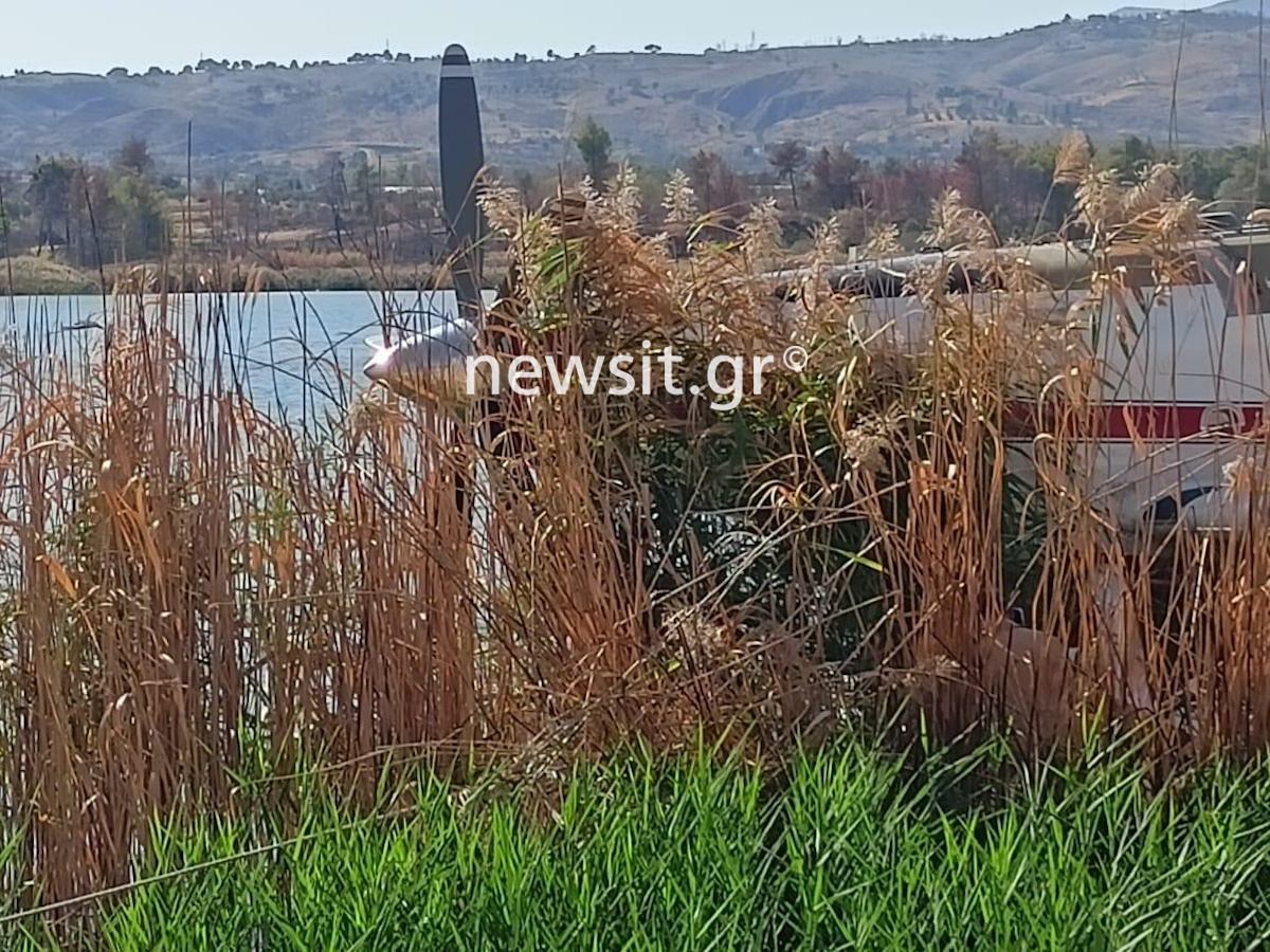 Οι πρώτες εικόνες από την αναγκαστική προσγείωση του πυροσβεστικού αεροσκάφους στη λίμνη του Μαραθώνα