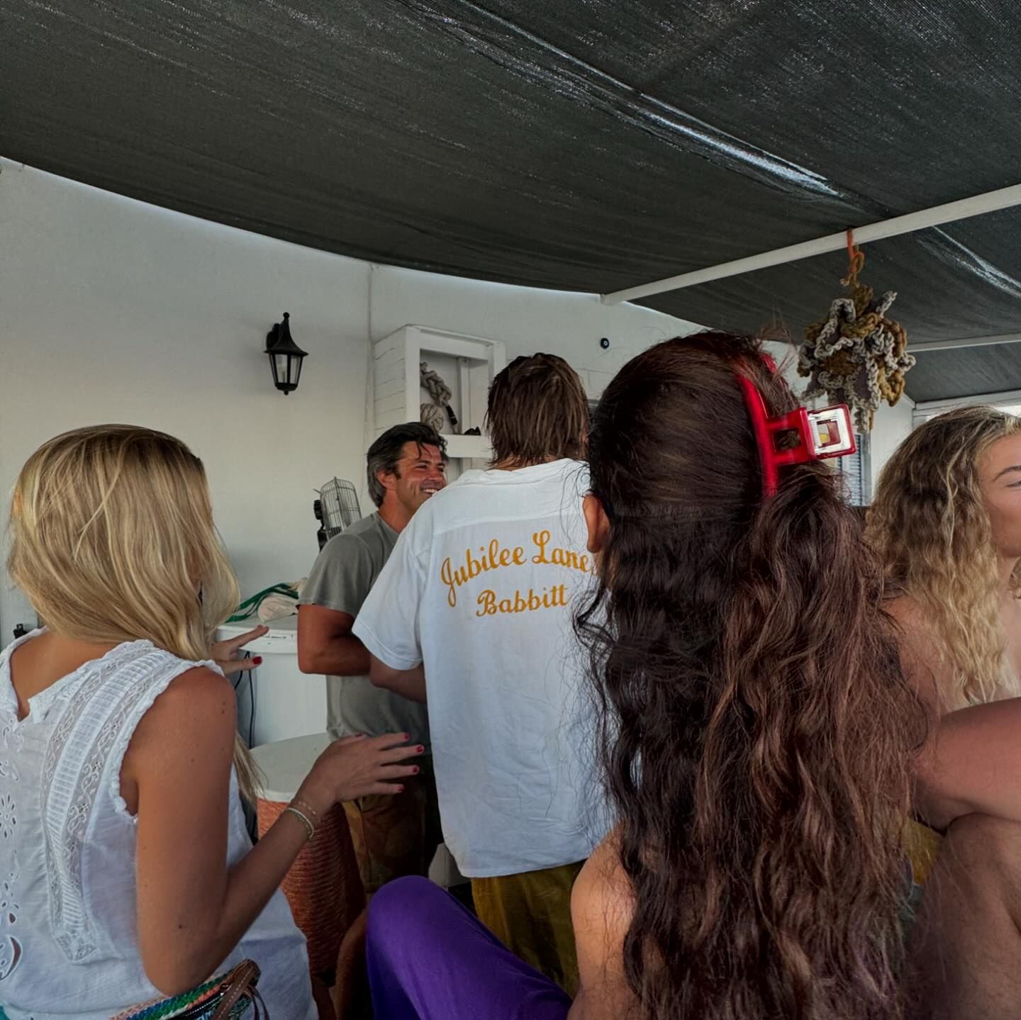 Αμαλία Κωστοπούλου: Οι αδημοσίευτες φωτογραφίες από τις διακοπές της στην Ελλάδα μαζί με τον σύντροφό της