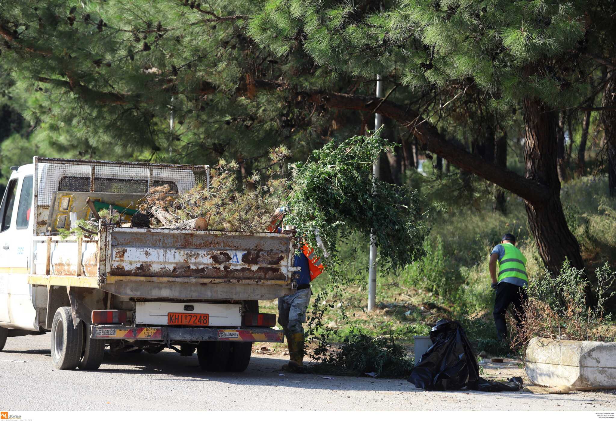 «Έλιωσαν τα ρούχα μας, καιγόμασταν» – Τι λέει η υπάλληλος καθαριότητας στο Ρέθυμνο που τραυματίστηκε όταν έσκασε η μπαταρία αυτοκινήτου