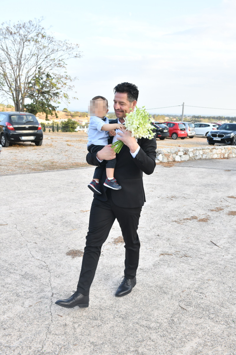 Γάμος Απόστολου Ρουβά: Με τον γιο του στην εκκλησία περίμενε τη Φωτεινή Γιαβρίδου – Φωτογραφίες TLIFE