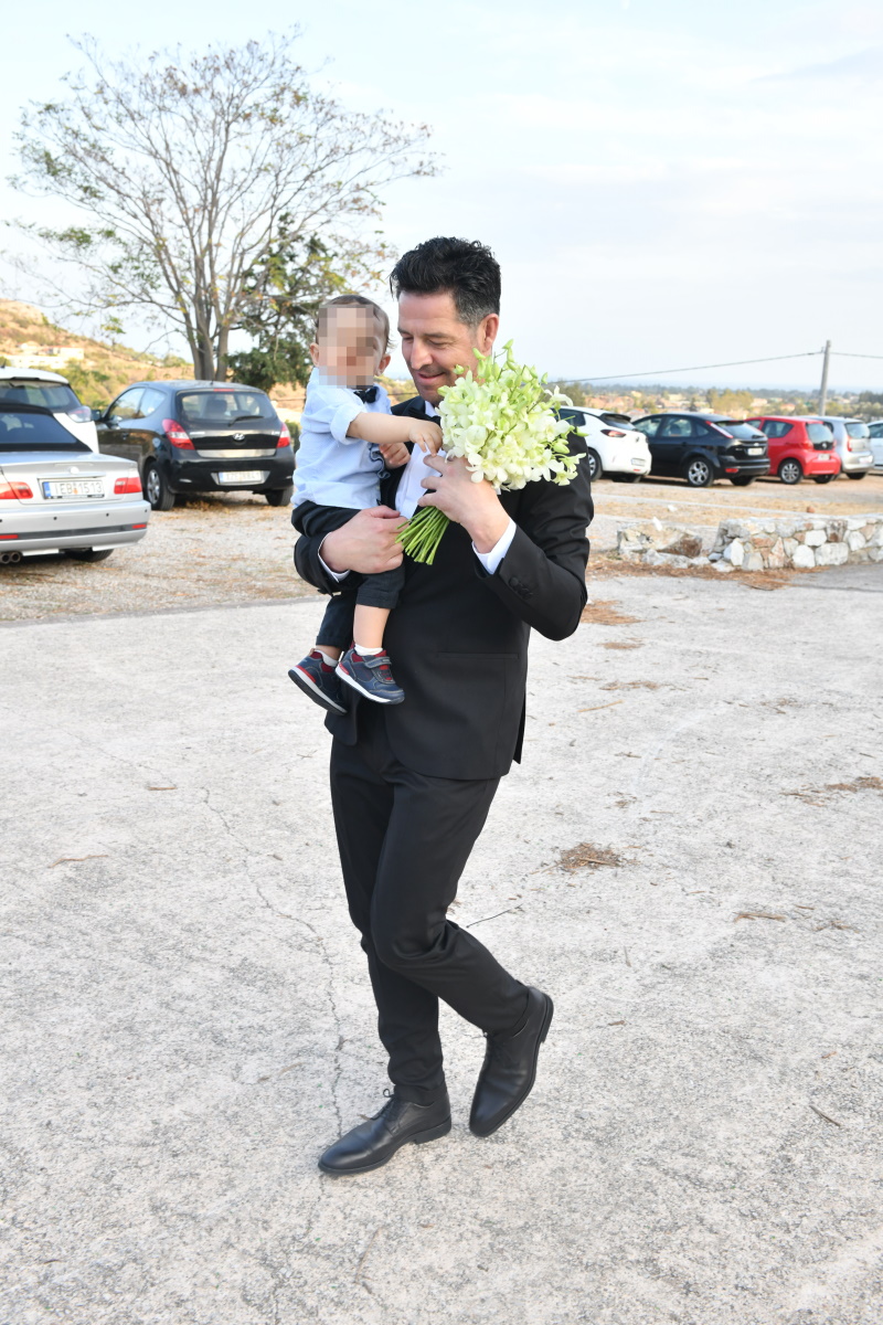 Γάμος Απόστολου Ρουβά: Με τον γιο του στην εκκλησία περίμενε τη Φωτεινή Γιαβρίδου – Φωτογραφίες TLIFE