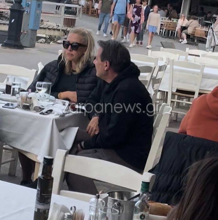 Απόστολος Λύτρας και Ντόρα Παπαδοπούλου στα Χανιά με φιλιά σε γνωστό εστιατόριο – Δείτε φωτογραφίες