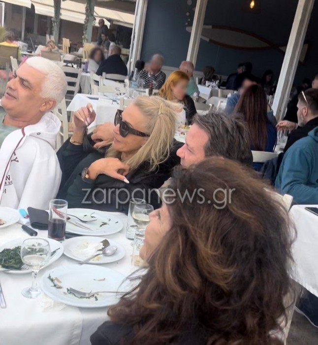 Απόστολος Λύτρας και Ντόρα Παπαδοπούλου στα Χανιά με φιλιά σε γνωστό εστιατόριο – Δείτε φωτογραφίες