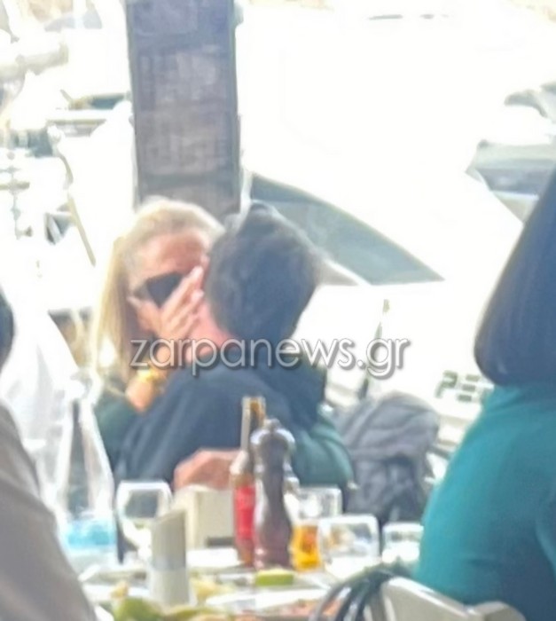 Απόστολος Λύτρας και Ντόρα Παπαδοπούλου στα Χανιά με φιλιά σε γνωστό εστιατόριο – Δείτε φωτογραφίες