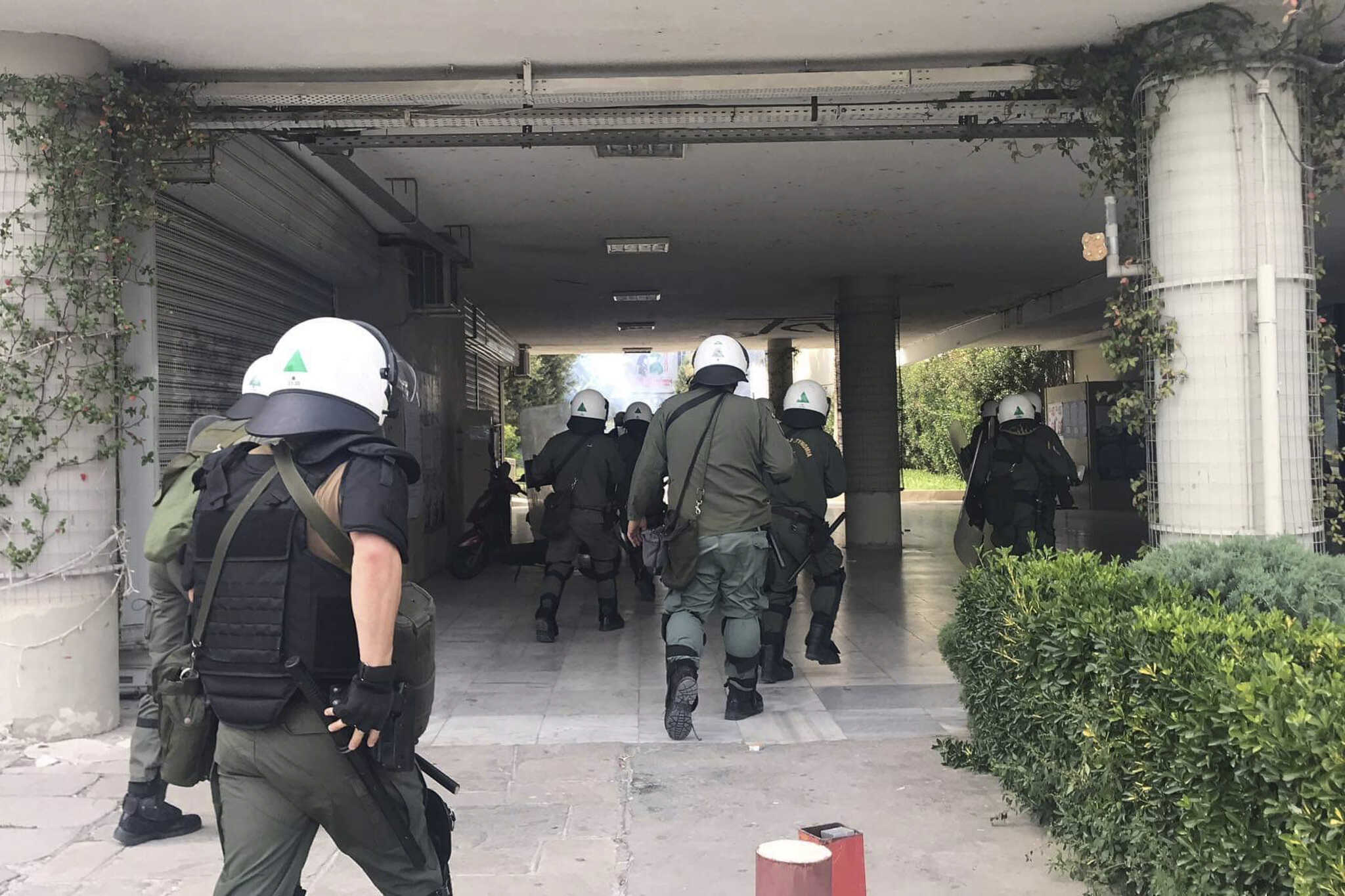 Ένταση στο ΑΠΘ με διαδηλωτές να εμποδίζουν την έξοδο στον Πρύτανη – Τον φυγάδευσε η ΕΛΑΣ