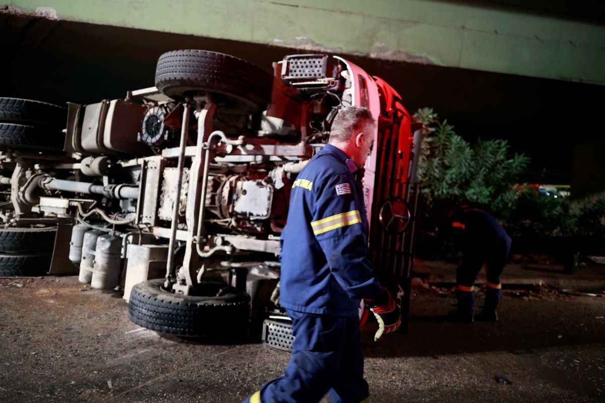 Πένθος στην Πυροσβεστική για τον Γιώργο Κουτσοκώστα, που σκοτώθηκε στο τροχαίο στον Ασπρόπυργο - Προανάκριση και ΕΔΕ για την τραγωδία 3 Πένθος στην Πυροσβεστική για τον Γιώργο Κουτσοκώστα, που σκοτώθηκε στο τροχαίο στον Ασπρόπυργο - Προανάκριση και ΕΔΕ για την τραγωδία
