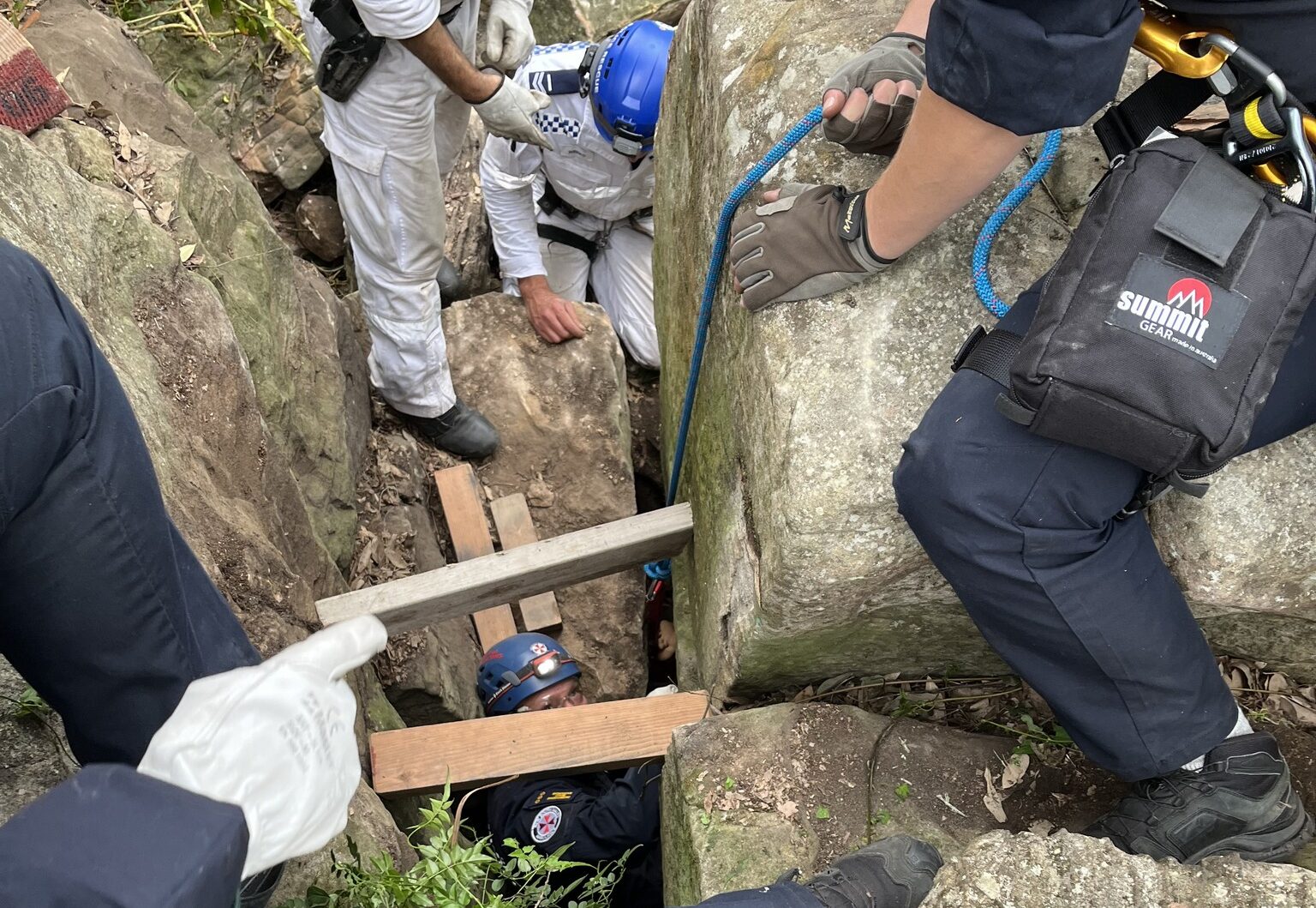 Αυστραλία: Γυναίκα σφηνώθηκε ανάποδα μεταξύ βράχων για 7 ώρες αφού προσπάθησε να ανακτήσει το κινητό της