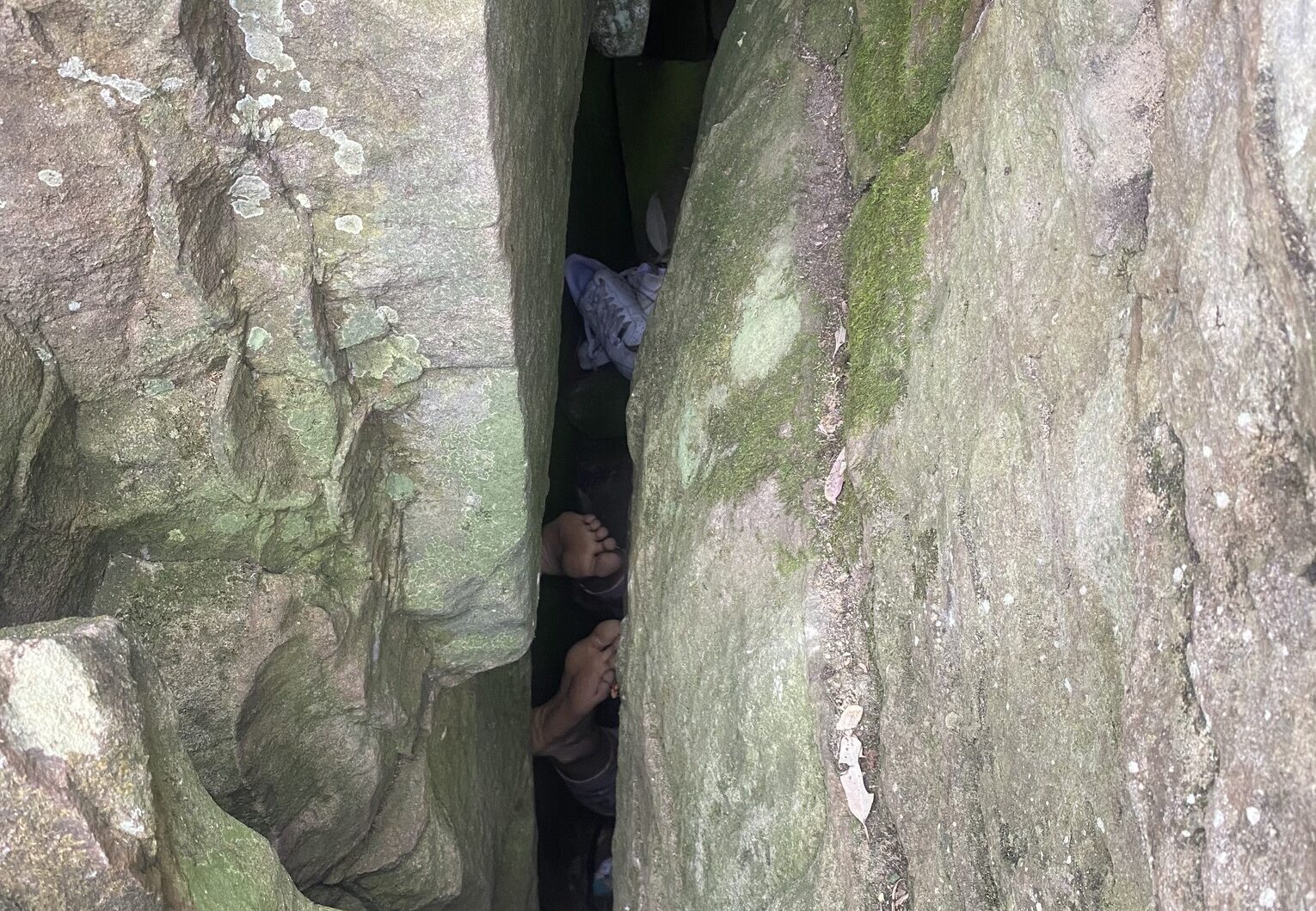 Αυστραλία: Γυναίκα σφηνώθηκε ανάποδα μεταξύ βράχων για 7 ώρες αφού προσπάθησε να ανακτήσει το κινητό της