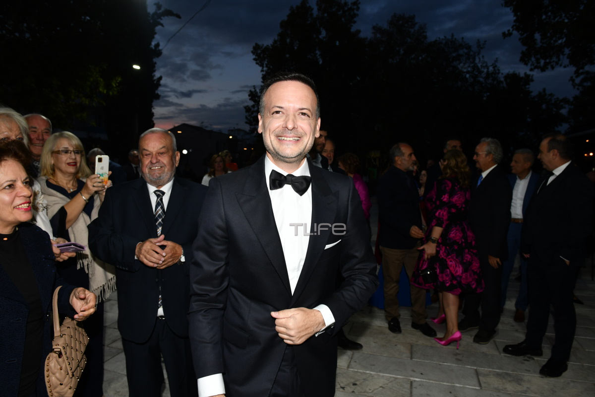 Γάμος Χάρη Δούκα: Η άφιξη του γαμπρού στην εκκλησία – Χειροκροτήματα και χειραψίες πριν την τελετή