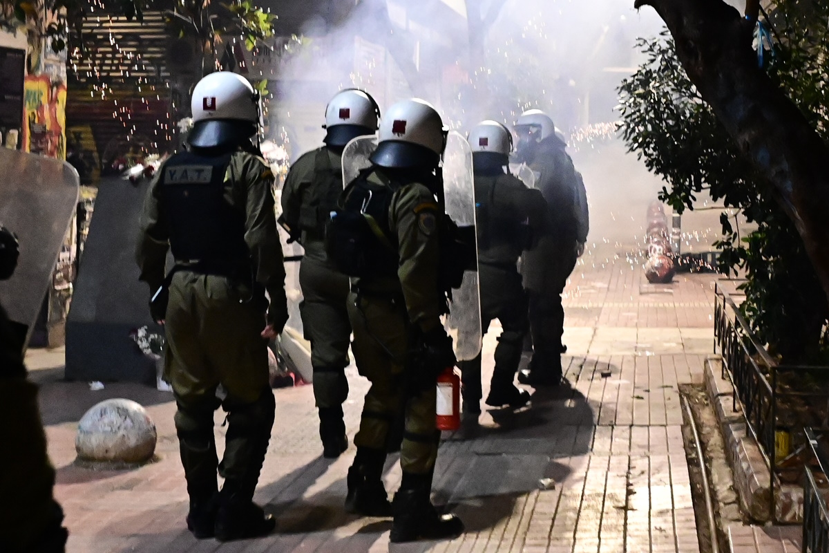 Επεισόδια στην πορεία προς την πρεσβεία του Ισραήλ: Πέταξαν πέτρες στα ΜΑΤ