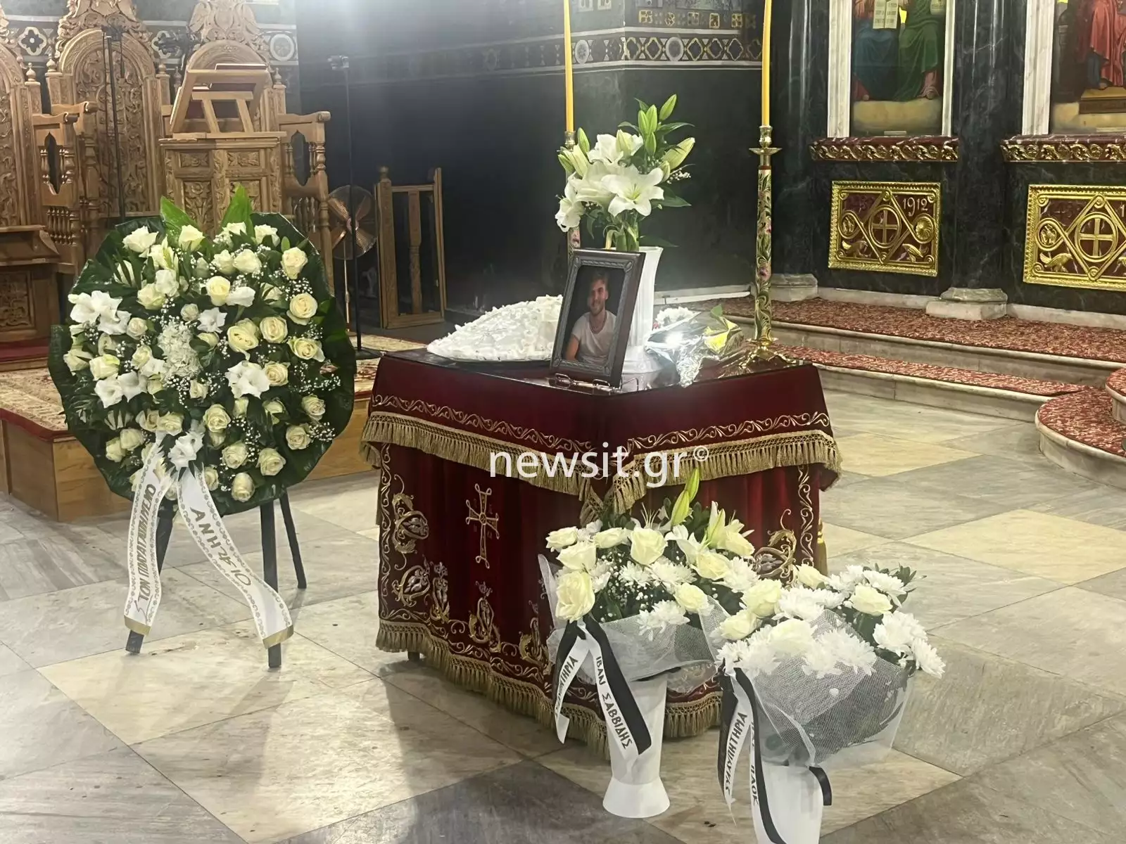 Ιωνάς Καρούσης: Συντετριμμένη η σύντροφός του στο τελευταίο «αντίο» στον άτυχο 26χρονο που σκοτώθηκε στο Τελ Αβίβ