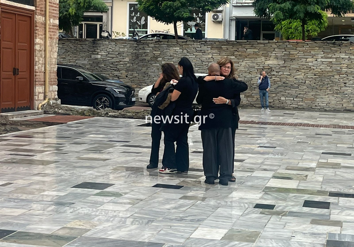 Σπαραγμός στην επιμνημόσυνη δέηση για τον Ιωνά Καρούση στη Θεσσαλονίκη, στα λευκά η σύντροφός του - Κηδεία στην Ιερουσαλήμ