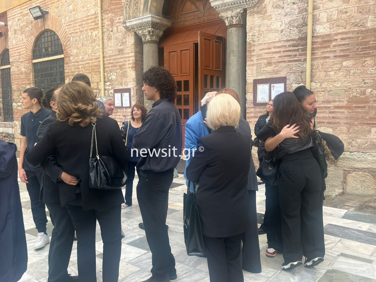 Σπαραγμός στην επιμνημόσυνη δέηση για τον Ιωνά Καρούση στη Θεσσαλονίκη, στα λευκά η σύντροφός του - Κηδεία στην Ιερουσαλήμ 24 Σπαραγμός στην επιμνημόσυνη δέηση για τον Ιωνά Καρούση στη Θεσσαλονίκη, στα λευκά η σύντροφός του - Κηδεία στην Ιερουσαλήμ