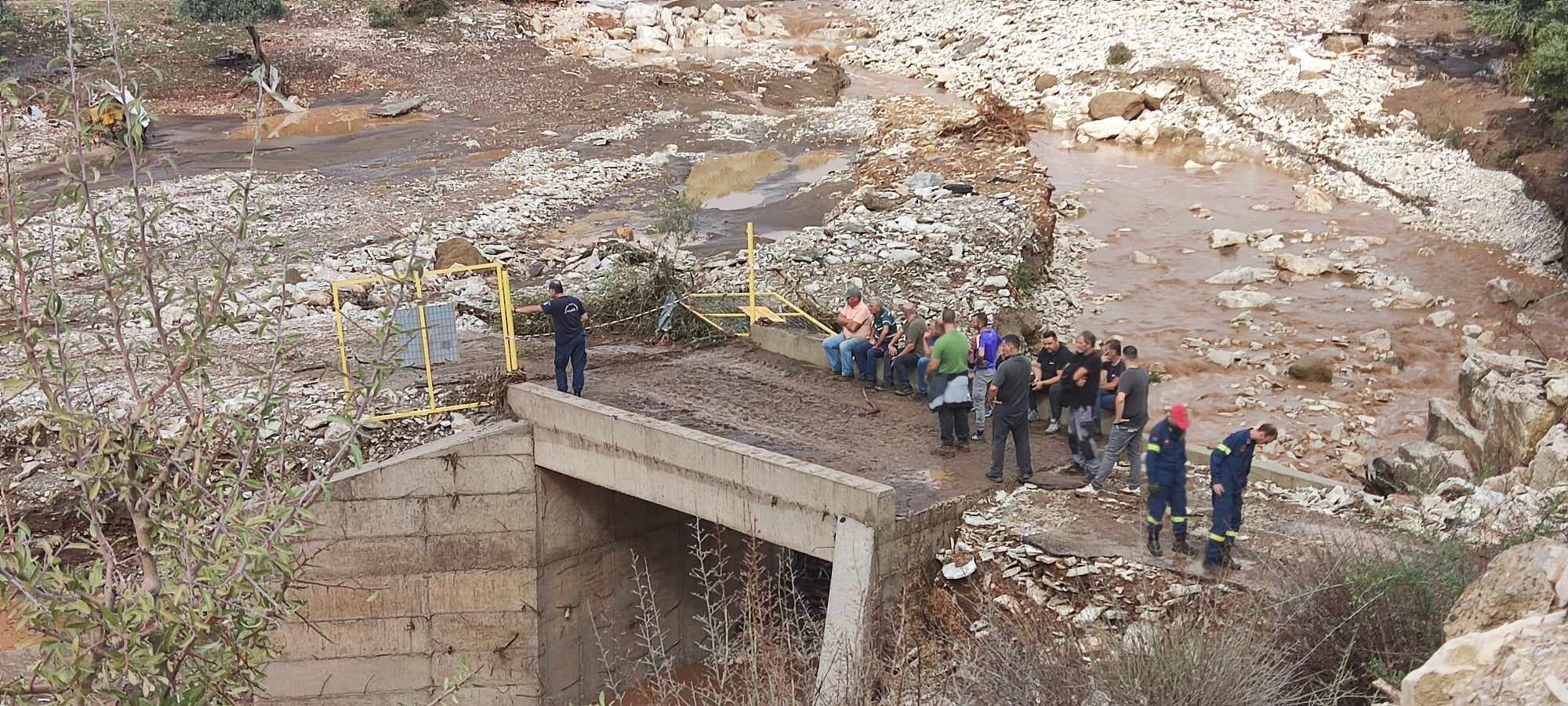 Έχουν πέσει 100 τόνοι νερού ανά στρέμμα στη δυτική Ελλάδα – Ψάχνουν 52χρονο που παρασύρθηκε από χείμαρρο στην Αιτωλοακαρνανία